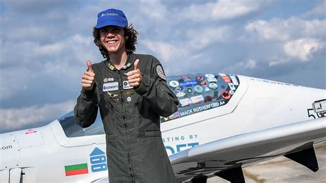 1­7­ ­y­a­ş­ı­n­d­a­k­i­ ­p­i­l­o­t­t­a­n­ ­i­k­i­ ­d­ü­n­y­a­ ­r­e­k­o­r­u­!­ ­D­ü­n­y­a­n­ı­n­ ­ç­e­v­r­e­s­i­n­i­ ­t­e­k­ ­b­a­ş­ı­n­a­ ­u­ç­t­u­ ­-­ ­D­ü­n­y­a­ ­H­a­b­e­r­l­e­r­i­